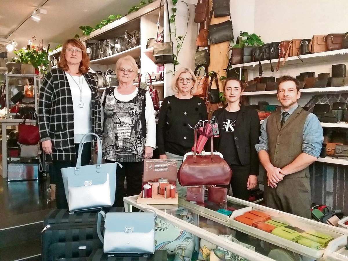 Team im Ladengeschäft mit ausgewählten Lederwaren